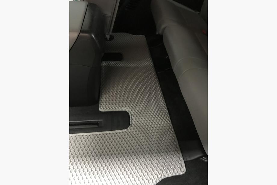 Toyota Sequoia 2007–2022 Polyuretánové autokoberce, 3 rady (EVA, sivé) Stredný rad – priechod Fotografia 19
