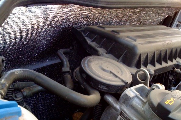 Odlučnenie motorového priestoru svojpomocne