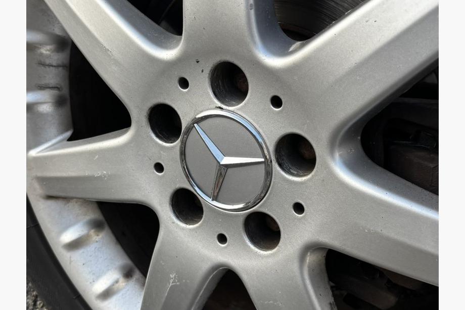 Mercedes-Benz Stredové krytky diskov 70/75 mm s krúžkom (4 ks, sivé) Fotografia 3