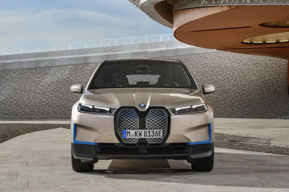 Elektrický crossover BMW iX – technologická vlajková loď nemeckej značky