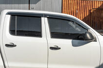 Volkswagen Amarok 2010–2022 Okenné deflektory s chrómovou lištou (4 ks, Niken) fotografia 1