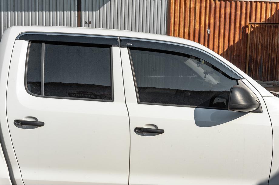 Volkswagen Amarok 2010–2022 Okenné deflektory s chrómovou lištou (4 ks, Niken) Image