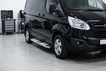 Ford Custom 2013–2022 Mevsim Grey bočné nášľapy (2 ks, hliník) fotografia 1