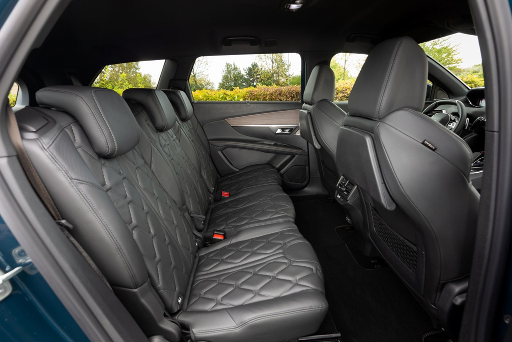 Prehľad modernizovaného crossoveru 2. generácie Peugeot 5008