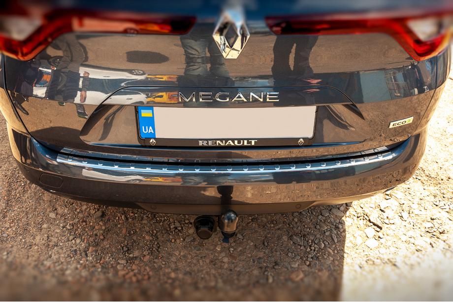 Renault Megane IV 2016–2025 Nerezová lišta na zadný nárazník Carmos (SW) Fotografia 5