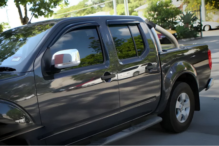 Nissan Navara 2006–2015 Deflektory okien (4 ks, HIC) Fotografia 1