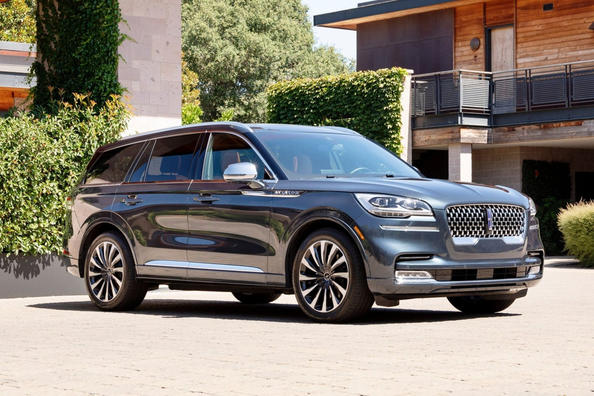 Prémiový sedemmiestny crossover Lincoln Aviator