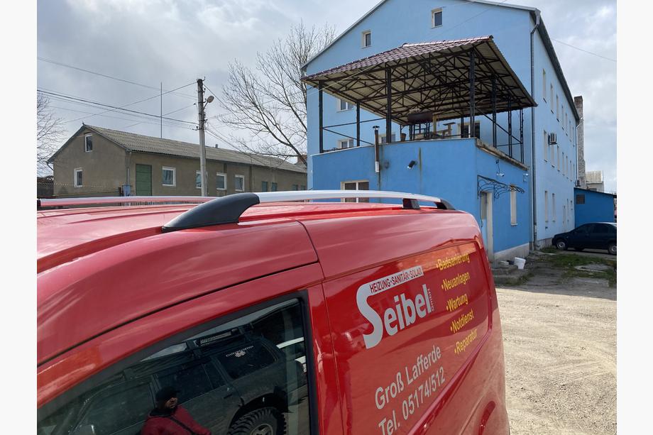 Ford Connect 2014–2021 Chrómové strešné lyžiny Maxi základňa, kovové pätky Image