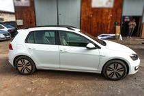 Volkswagen Golf 7/E-Golf 2012–2020 OmsaLine Solid strešné lyžiny (2 ks, čierne) fotografia 6