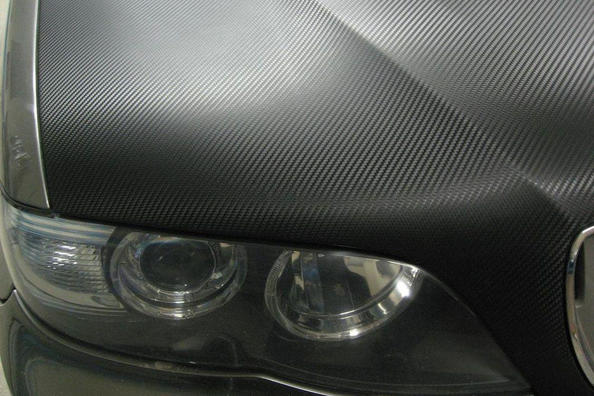Karbonová fólia na auto: výhody a ako vybrať