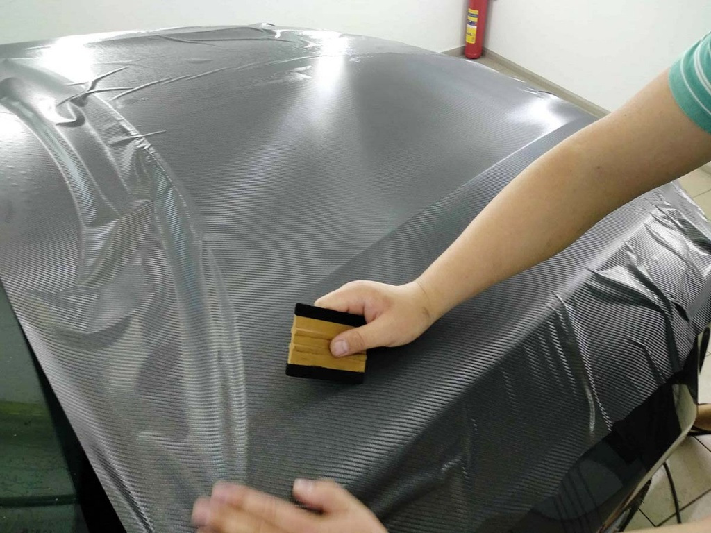 Ako si svojpomocne nalepiť karbónovú fóliu na auto