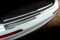 Audi Q7 2015–2026 Nerezová lišta na zadný nárazník Carmos (nerez) fotografia 2