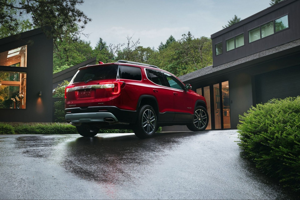 Recenzia sedemmiestneho SUV GMC Acadia