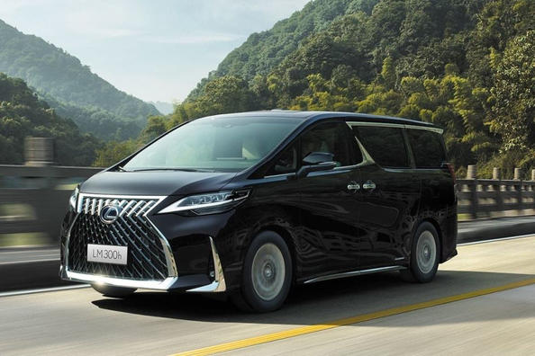 Recenzia prémiového minivanu Lexus LM