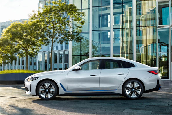 Prvá generácia elektrického liftbacku BMW i4 Fotografia 4