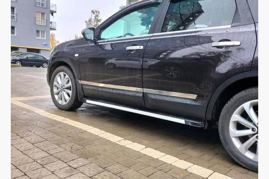 Nissan Qashqai 2007–2010 Carmos dverové lišty (4 ks, nerez) Carmos, Štandardná verzia Fotografia 3