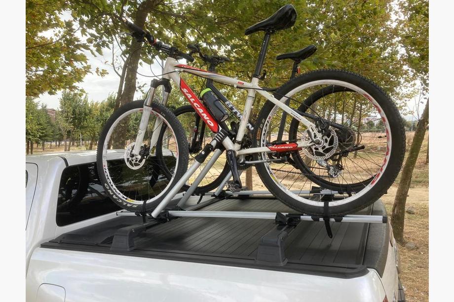 Toyota Hilux 2015– Priečniky (do originálnych upevňovacích bodov) Fotografia 2