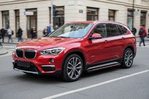 BMW X1 F48 2015–2022 Bočné nášľapy Maya Red (2 ks., hliník) fotografia 1