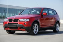 BMW X3 E83 2003–2010 Bočné nášľapy Maya Red (2 ks., hliník) fotografia 1