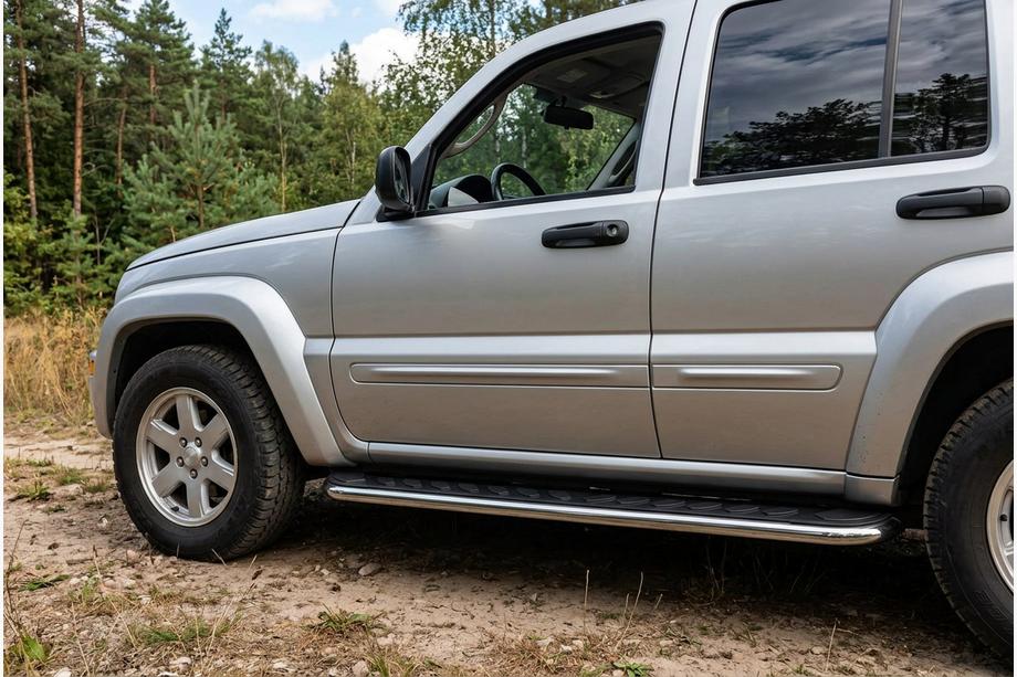 Jeep Cherokee/Liberty 2002–2007 Bočné nášľapy Maydos V1 (2 ks, hliník) Image
