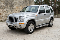 Jeep Cherokee/Liberty 2002–2007 Bočné nášľapy Maydos V2 (2 ks, hliník) fotografia 1