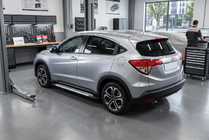 Honda HR-V 2014–2021 Bočné nášľapy Allmond Grey (2 ks, hliník) fotografia 2