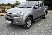 Isuzu D-Max 2011–2019 Bočné nášľapy Maya V1 (2 ks, hliník) fotografia 1