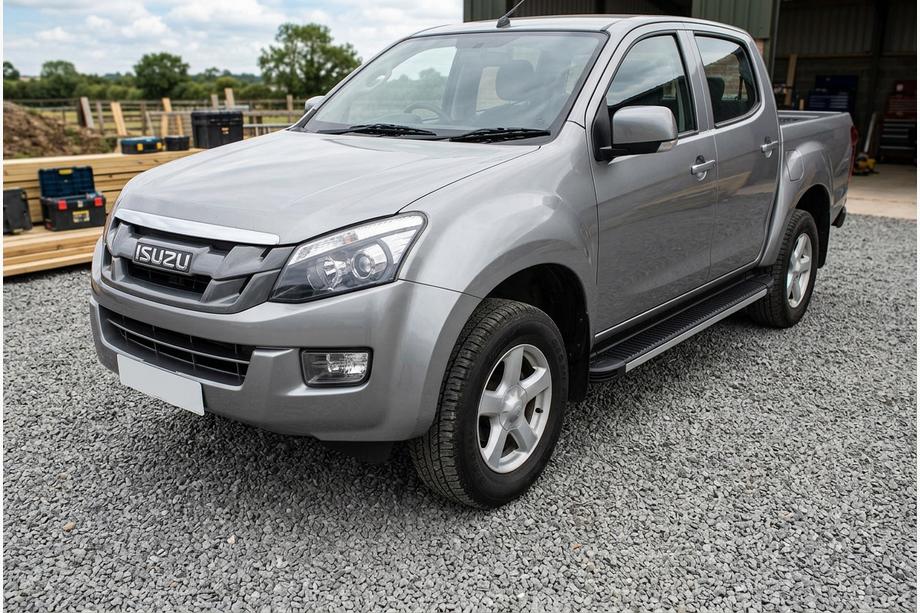 Isuzu D-Max 2011–2019 Bočné nášľapy Maya V1 (2 ks, hliník) Image