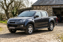 Isuzu D-Max 2011–2019 Bočné nášľapy Allmond Black (2 ks, hliník) fotografia 1