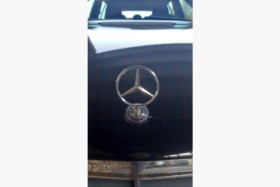 Mercedes C-trieda W203 2000–2007 Emblém so zameriavacím krížom (s nápisom) Image
