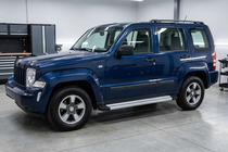 Jeep Cherokee/Liberty 2007–2013 Bočné nášľapy Maya V2 (2 ks, hliník) fotografia 1