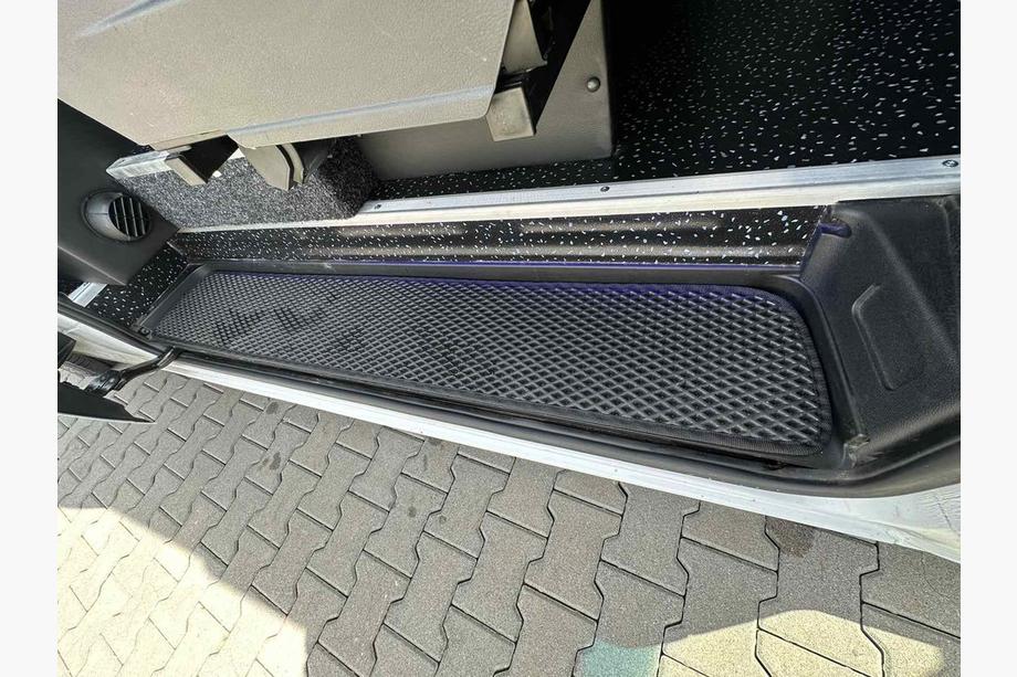 Mercedes Sprinter W907/W910 2018– Polyuretánové EVA rohože na prahy (čierne) 2 ks Fotografia 1