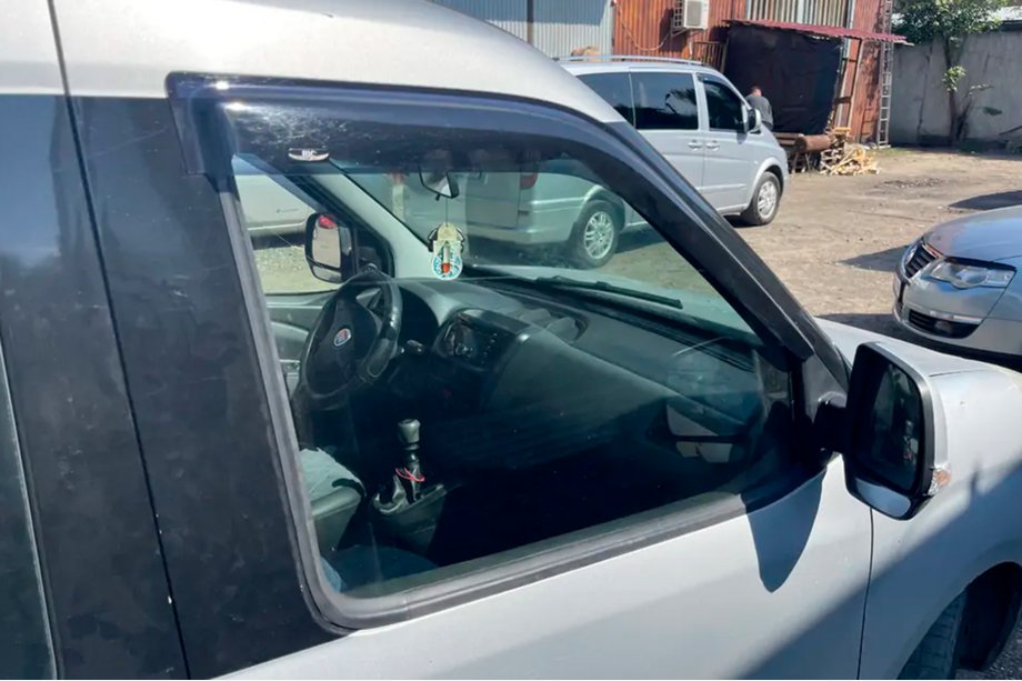 Opel Combo 2012–2018 Okenné veterné deflektory (2 ks, HIC) Image