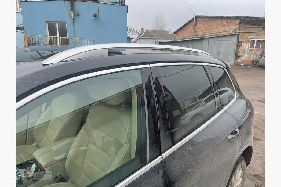 Volkswagen Touareg 2010–2018 OEM strešné lyžiny (2 ks) Image