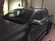 Toyota Hilux 2015– Strešné lyžiny Skyport (čierne) fotografia 2