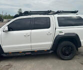 Volkswagen Amarok 2010–2022 Bočné prahy Dakar V2 s LED (2 ks, kov) fotografia 6