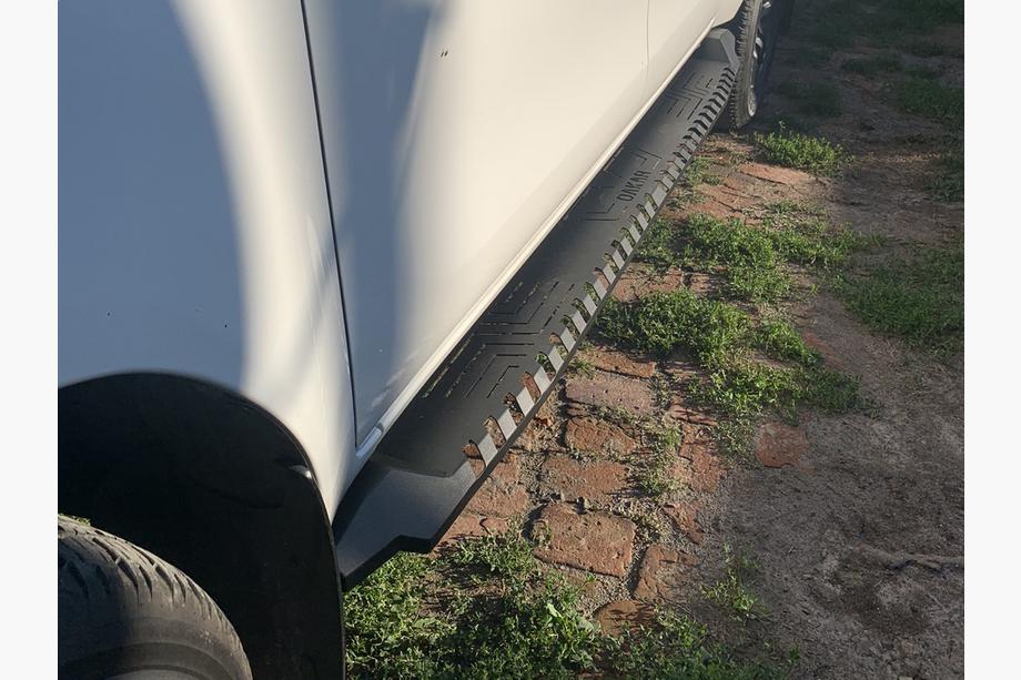 Toyota Hilux 2015– Bočné prahy Dakar V1 bez LED (2 ks, kov) Image