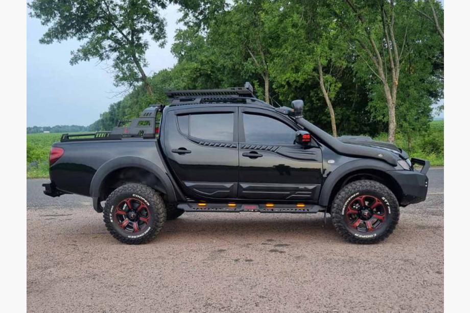 Mitsubishi L200 2015–2024 Bočné nášľapy Dakar V2 s LED (2015-2019, 2 ks, kov) Fotografia 12