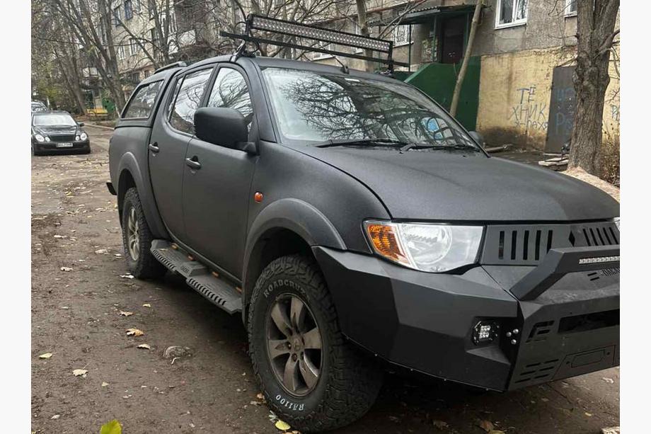 Mitsubishi L200 2006–2015 Bočné prahy Dakar V2 s LED (2 ks, kov) Fotografia 2