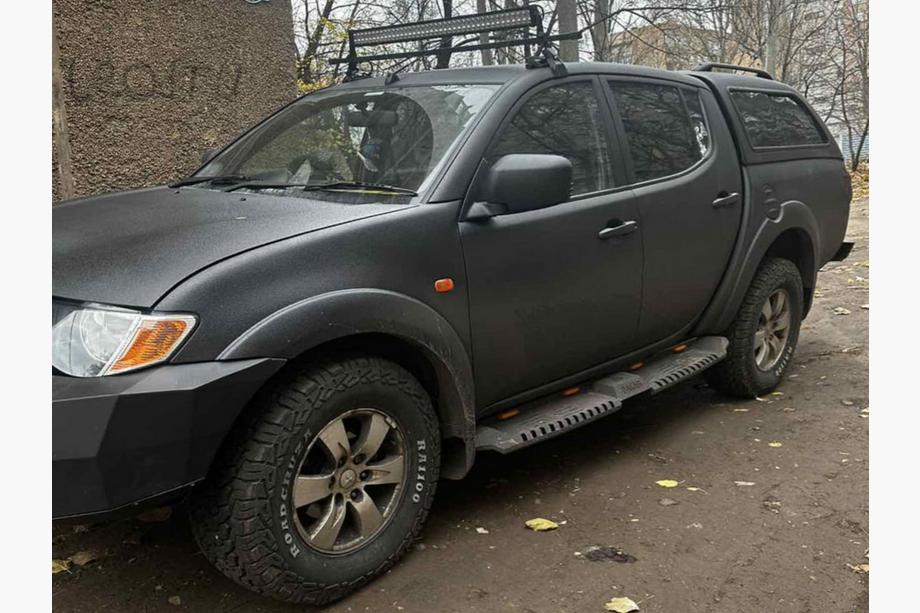 Mitsubishi L200 2006–2015 Bočné prahy Dakar V2 s LED (2 ks, kov) Fotografia 1