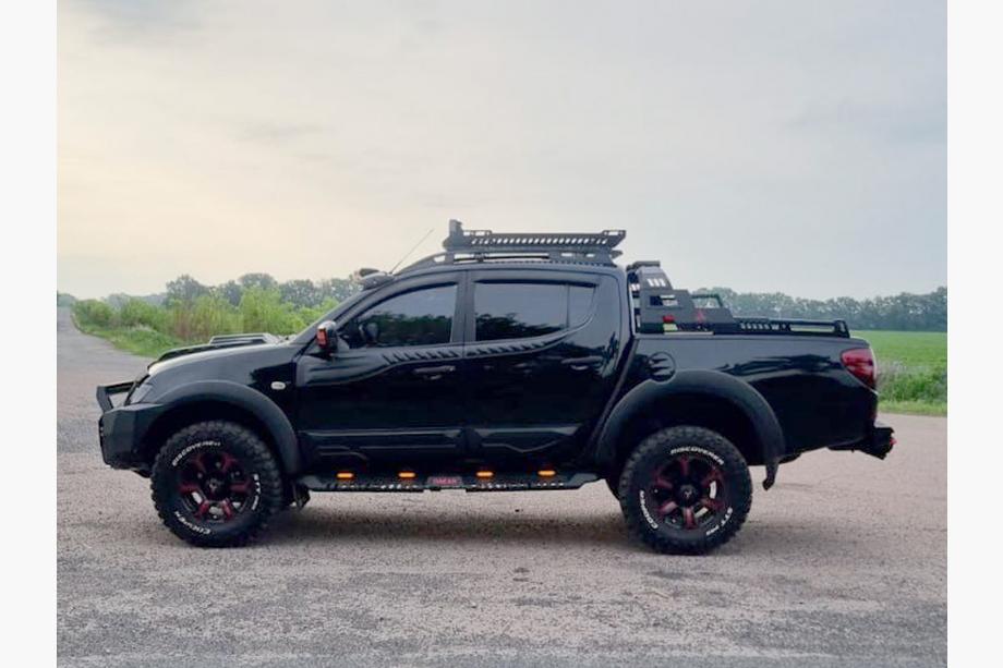 Mitsubishi L200 2006–2015 Bočné prahy Dakar V2 s LED (2 ks, kov) Fotografia 9