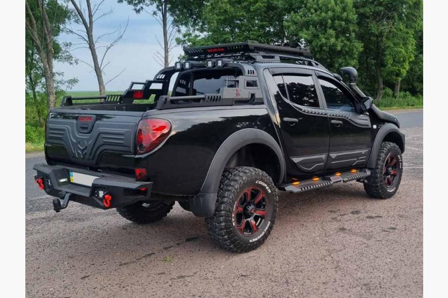 Mitsubishi L200 2006–2015 Bočné prahy Dakar V2 s LED (2 ks, kov) Fotografia 8