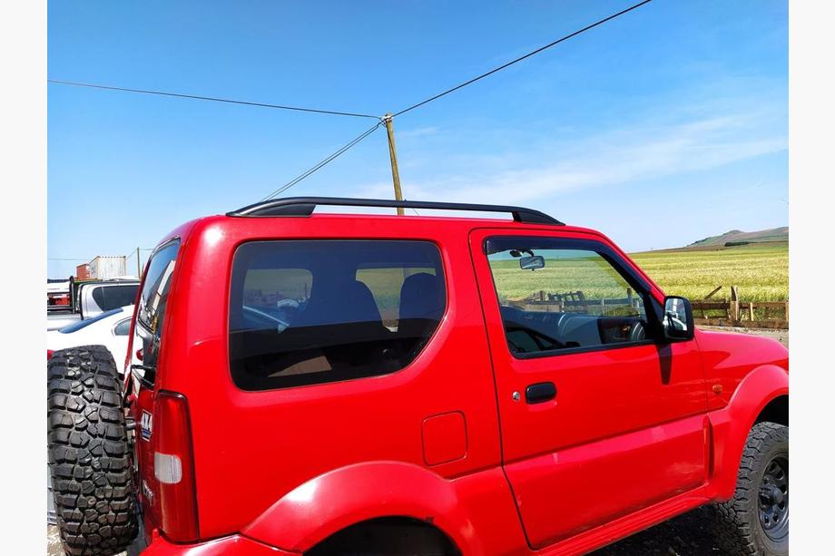Suzuki Jimny 1998–2018 Strešné lyžiny Skyport (čierne) Image