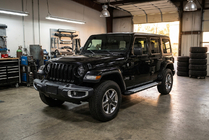 Jeep Wrangler 2018– Bočné nášľapy Allmond Grey (2 ks, hliník) fotografia 1