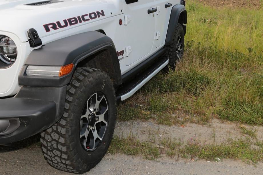 Jeep Wrangler 2018– Bočné nášľapy Fullmond (2 ks, hliník) Image