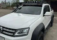Volkswagen Amarok 2010–2022 Deflektor čelného skla pod strešný nosič DAKAR (LED) fotografia 3