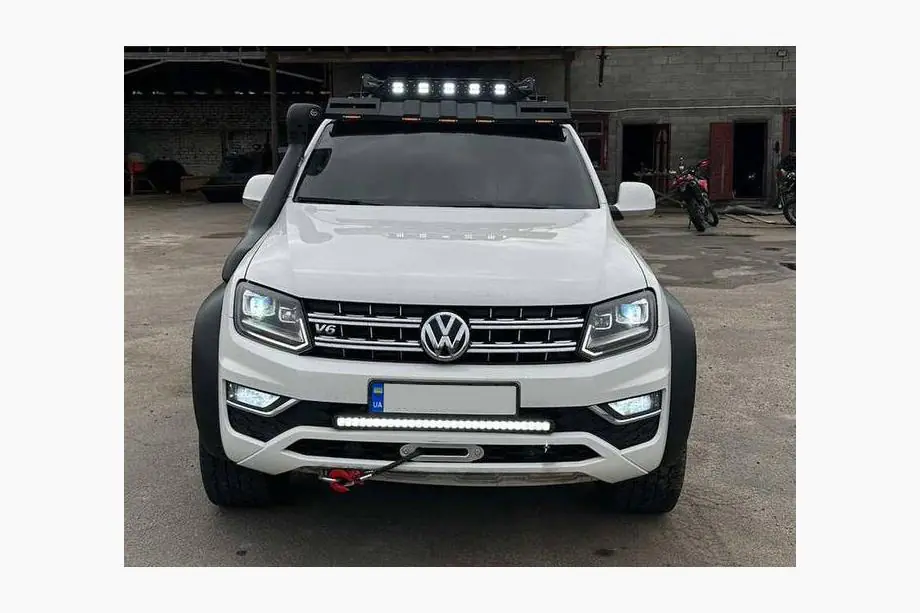 Volkswagen Amarok 2010–2022 Deflektor čelného skla pod strešný nosič DAKAR (LED) Image