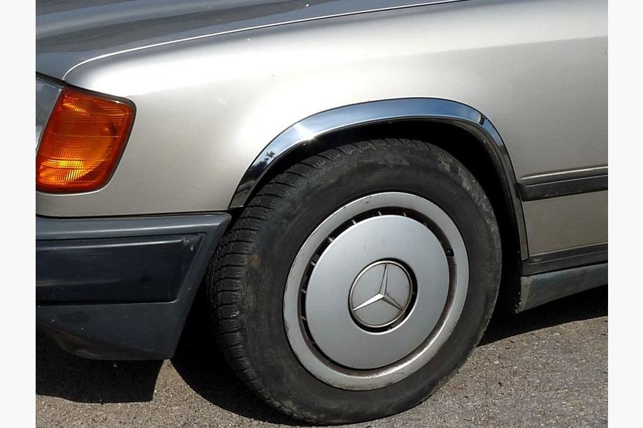 Mercedes E-trieda W124 1984–1997 Lemy blatníkov 1985-1989 (4 ks, nerez) Image