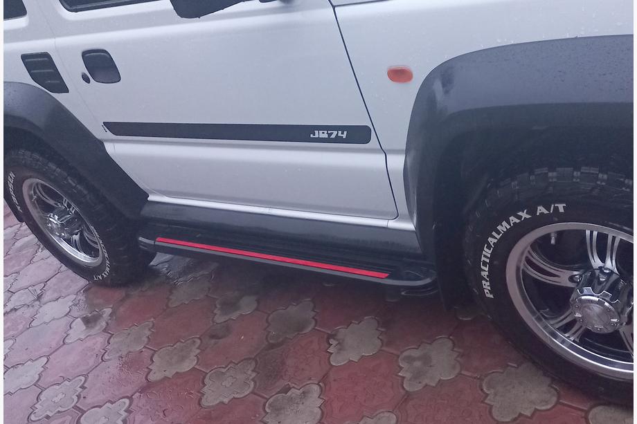 Suzuki Jimny 2018– Bočné nášľapy Maya Red (2 ks., hliník) Image