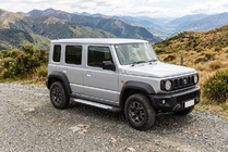 Suzuki Jimny 2018– Bočné nášľapy Allmond Grey (2 ks, hliník) fotografia 1